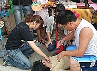 　「青春YA HO系列活動」昨日一位女孩在會場昏倒，民眾批評主辦單位應變不足。（圖／文：張登傑）