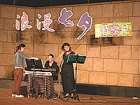 　七夕音樂會昨晚在民俗文物館舉行，現場燈光好、氣氛佳，情人們沉浸浪漫夜。（圖／文：曹重偉）