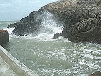 　受到輕颱珊瑚影響，海面上也湧起陣陣浪花。（圖／文：林冰芳）