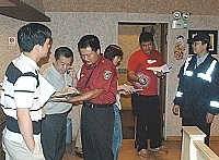 　連江縣政府執行「維護公共安全方案」聯合稽查，針對地區八大行業暨資訊休閒業場所，進行全面安全總檢查。（圖／文：張登傑）