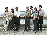 　慕名馬祖燕鷗保護區，國際愛鳥人士加拿大環境部伯特勒博士（右四）專程抵馬參訪。（圖：連江縣政府提供）