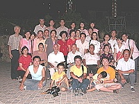 　津沙村邱姓一家人闊別三十年後重遊馬祖，其中邱依期老先生（二排左三）今年已九十六歲高齡。（圖／文：曹重偉）