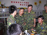 　司令與基層連隊官兵進行餐會，並親切詢問官兵生活情形。（圖／文：蔡忠孝、萬力維）