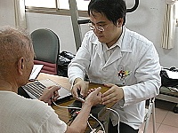 台北市立聯合醫院中醫師利用經絡檢測儀為病患分析健康能量狀況,並根據判讀提供適當預防保健之建議。 (圖/文:陳其敏)