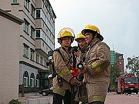 　消防替代役練習火災發生時救火程序。（圖／文：本報實習記者潘欣彤）