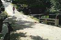 　海龍兩棲偵察連營區下方小橋，圖中左側護欄遭到拆除，請鐵板村民、觀光客行經該路段多加留意。（圖／文：張登傑）