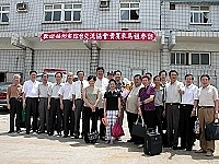 　福州市榕台交流協會名譽會長趙守箴（持花者）一行訪馬，縣長陳雪生、議長陳振清、立委曹爾忠都到碼頭迎接。（圖／文：曹重偉）