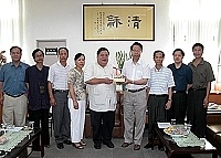 　福州市人大主任趙守箴一行參觀縣議會議場，並致贈「金雞報曉」給議長陳振清。（圖／文：曹重偉）