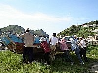 東引鄉公所清潔人員協力將岸上閒置船隻翻過來放,防止船隻積水產生孑孓。(圖/文:陳其敏)