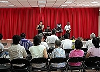　爵士藍調樂團臨去秋波，在介壽村老人活動中心為大同之家的老人們開唱。（圖／文：曹重偉）