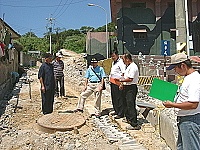 　莒光鄉長、縣議員等冒炎熱太陽聯合會勘正在施工中的工程進度與品質。（圖／文：陳樂團）