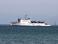 　北區機動海巡隊「和星艦」昨天搭載廿位新岸巡隊員來到馬祖，特殊外型相當引人側目，還順道幫地區海洋油汙染緊急應變演練「跑龍套」。（圖／文：曹重偉）