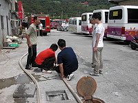 　塘岐汙水管路阻塞，消防車強力水注疏通。（圖／文：陳鵬雄）