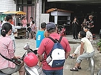 　印第安樂團Yawar Inka's最後一場演出在鐵板社區，在地鄉親熱烈捧場，不少騎著機車的散客也會停下來聆聽。（圖／文：曹重偉）