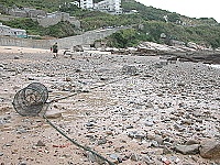 一九三旅官兵協助清除芹壁沙灘碎石。(圖/文:陳鵬雄)