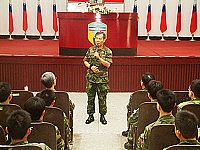 　司令陸中將剴勉與會人員在本務職掌上力求精進，發揮政戰功能，使防區戰力更趨堅實。（圖╱文：陳培倫）
