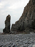 　礫灘上的海蝕柱，形態高聳孤絕。（圖／文：陳其敏）