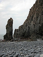 礫灘上的海蝕柱,形態高聳孤絕。(圖/文:陳其敏)