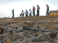 　工務局與北竿各界代表會勘塘后道路基淘空解決方案。（圖／文：陳鵬雄）