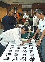 　文化局昨日舉辦「藝術相親—台馬聯誼交流活動」，台灣書法名家現場揮毫，吸引不少民眾圍觀。（圖／文：張登傑）
