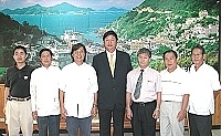 　受邀來訪的六位台灣書法名家拜會縣長陳雪生，雙方相談甚歡。（圖／文：曹重偉）