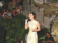 　懷舊金曲飄蕩牛角，「小鄧麗君」劉家妏賣力獻唱，觀眾驚呼好像喔！（圖／文：曹重偉）