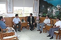 　商業會理事長陳書廉一行拜會縣長陳雪生，並提出三大訴求盼振興地區商業景氣。（圖／文：曹重偉）
