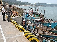 　馬祖海巡隊進行晴空專案押回船隻及人員遣返作業，臨行前，隊長黃漢松在港邊告誡他們別再越界了！（圖／文：曹重偉）