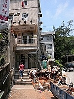 　台灣銀行馬祖分行正門口大興土木，民間傳聞要改善風水，該行指出只是搭建採光罩而已。（圖／文：曹重偉）
