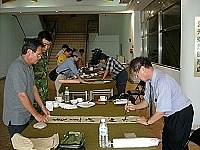 　高雄市中國書法學會、湛墨書藝會在莒光鄉現場揮毫作品。（圖／文：陳樂團）