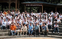 　本年度國中學生暑期童軍露營活動在南竿勝天公園歡樂登場，教育局長林平銀與所有參與師生一起比出勝利手勢。（圖／文：曹重偉）