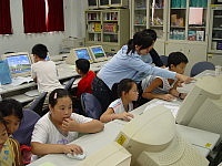 　東引國小暑期資訊研習營活動，邀請到中原大學資訊系學生跨海授課。（圖／文：陳其敏）
