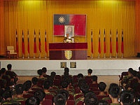 嘉義縣議會秋節勞軍團與在防區服役的嘉義子弟,一同在北海坑道前拍照留念。(圖╱文:陳培倫)