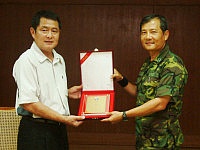 　司令致贈「戰地之光」紀念牌，藉以感謝彰化縣鹿港鎮公所勞軍團不辭辛勞蒞部慰問。（圖╱文：陳培倫）