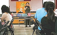 東引國中小九年一貫課程研習,聘請兒童文學作家凌俊嫻主講兒童閱讀。(圖/文:陳其敏)