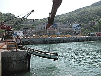 　←白沙港區小船吊上岸，準備避風。（圖／文：陳鵬雄）