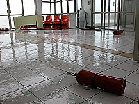 　東引直昇機大廳前後門窗玻璃幾近全毀，侵入的強風更是把內部的擺設攪得一團亂。(圖／文：陳其敏)