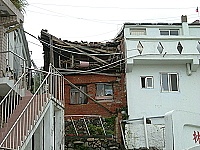 　泰利颱風造成莒光鄉親房屋傾倒、路樹橫倒，駐軍協助清理。（圖／文：陳樂團）