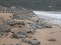 　塘后道路基再次受創，面積加大，沙灘上緣滿佈碎石。（圖／文：陳鵬雄）