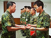 　馬防部政戰主任余上校頒獎表揚優秀政戰幹部。（圖／文：萬力維）