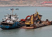 東引碼頭擴建工程所需拋石由大陸地區進口,第一批塊石是由福州籍長海29號負責載運。(圖/文:陳其敏)