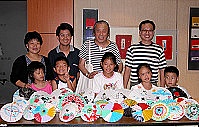 親子水墨創作教學,大小朋友體驗創作樂趣,藝術家們與小朋友及眾人作品合影留念。(圖/文:曹重偉)