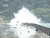 　塘后道受巨浪衝擊激起大浪花，護基人行道嚴重受損。（圖／文：陳鵬雄）