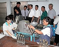 　省主席顏忠誠在縣長陳雪生等人陪同下，前往馬祖酒廠了解工作環境，並關心酒廠的產值收益現狀。（圖／文：曹重偉）