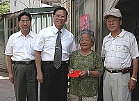 省主席顏忠誠至東引發放中低收入戶慰問金。(圖/文:陳其敏)