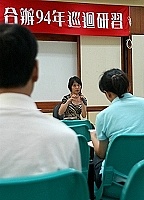 　由行政院人事行政局與連江縣政府合辦的九十四年度巡迴研習昨日在民俗文物館舉行，圖中台灣性別人權協會秘書長王蘋暢談性別主流化。（圖／文：張登傑）