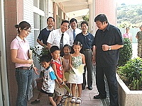 　省主席顏忠誠與縣長陳雪生和東莒國小一年級新生「攀講」，了解他們當「新兵」的心情。（圖／文：林冰芳）
