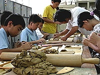 　文化局在東引舉辦的生活陶藝研習活動，不管大人小孩都很專注地在玩泥作陶。（圖／文：陳其敏）