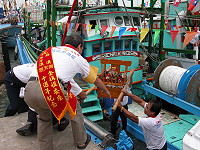 　南方澳南天宮鑾駕隨船巡航，於白沙登岸。（圖／文：陳鵬雄）