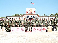  司令陸中將蒞抵高登慰問島上官兵，受到官兵們的熱烈歡迎，並熱情的和大家合影留念。(圖／文：陳培倫)